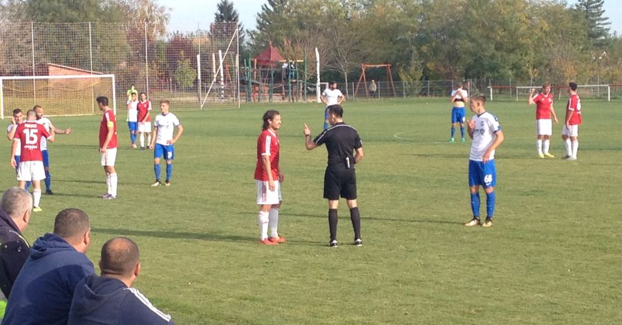 Sportszerű mérkőzést játszott az Iváncsa és az MTK, bár a hajrára kissé paprikás lett a hangulat - fotó: FociDrukker.com