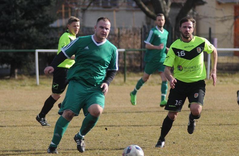 A KVSE játékosa, Czottner Tamás bűvöli a labdát - fotó: feol.hu