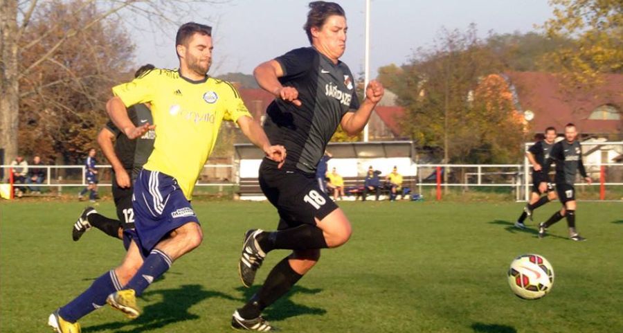 A Bakonycsernye játékosa, Fodor Krisztián (feketében) két góllal járult hozzá a Pázmánd elleni sikerhez