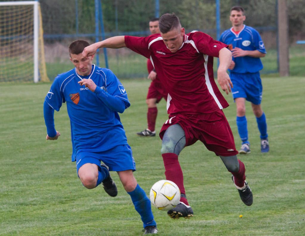 A Dinnyés játékosa, Kovács harcol a labdáért, Korponai figyeli a háttérből (Fotó: Igari Balázs, feol.hu)