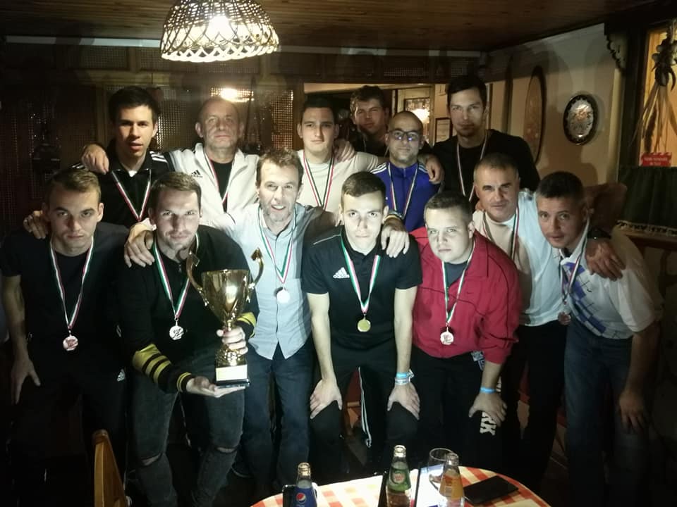 A Fejér megyei játékvezetői csapat a trófeával